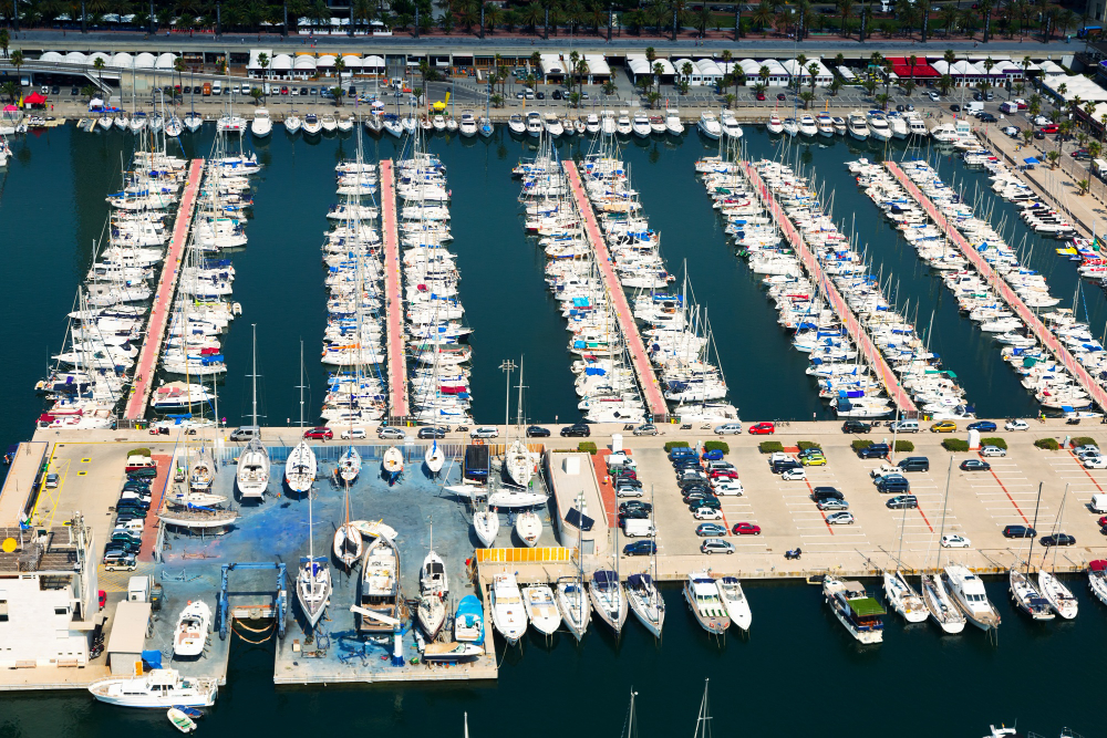 Yate de lujo en el mar Mediterráneo